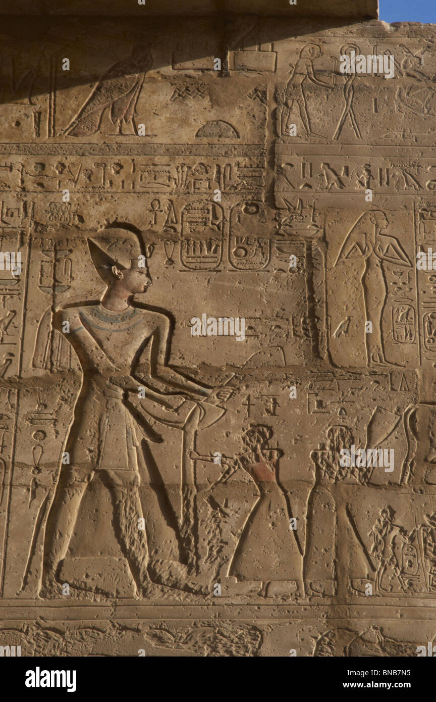 Ramesseum. Relief représentant le pharaon Ramsès II avec les prêtres. L'Égypte. Banque D'Images