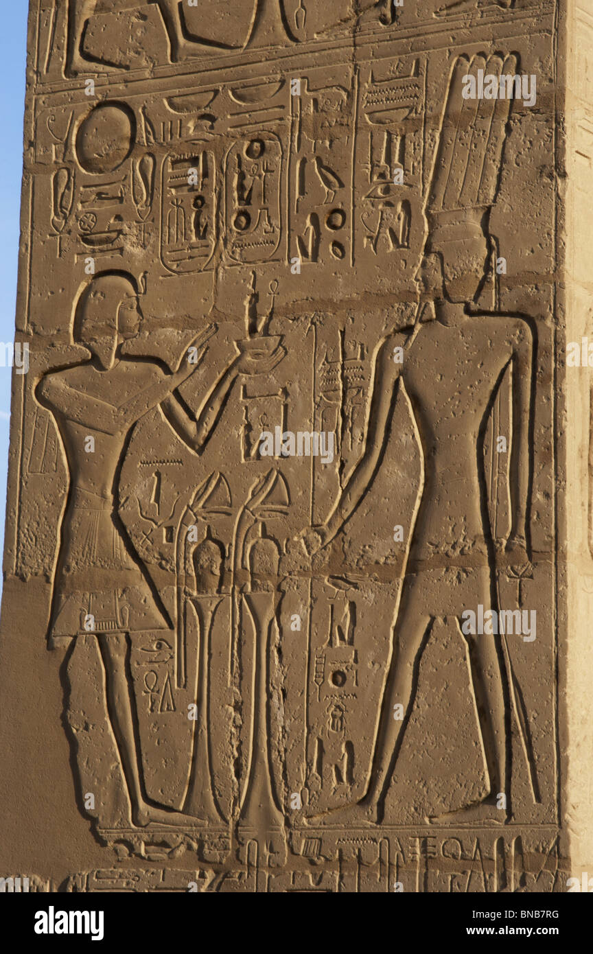 Relief représentant un pharaon en faisant des offrandes au dieu Onuris-Shu. Ramesseum. L'Égypte. Banque D'Images