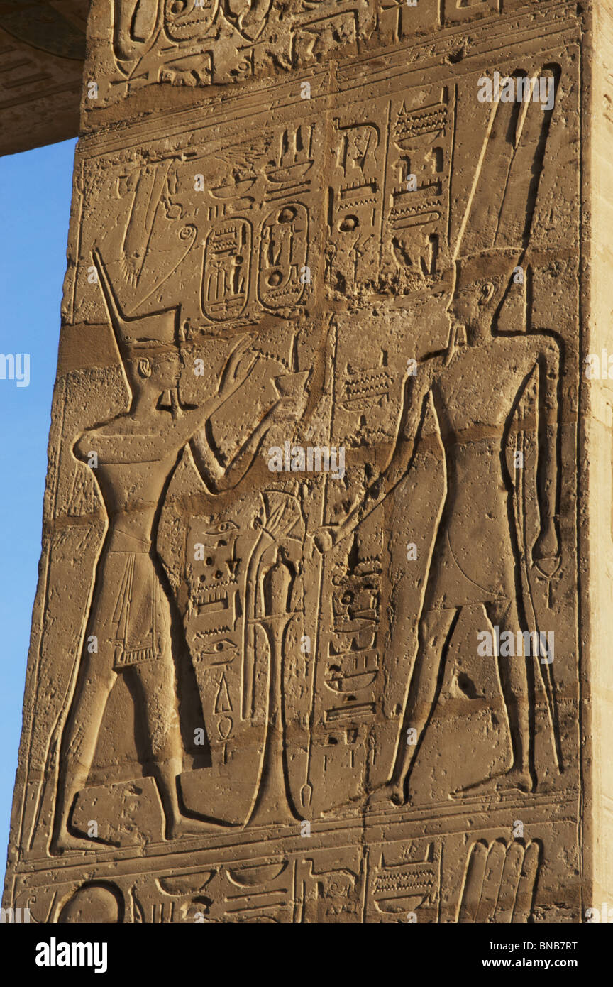 Relief représentant un pharaon en faisant des offrandes au dieu Amon. Ramesseum. L'Égypte. Banque D'Images