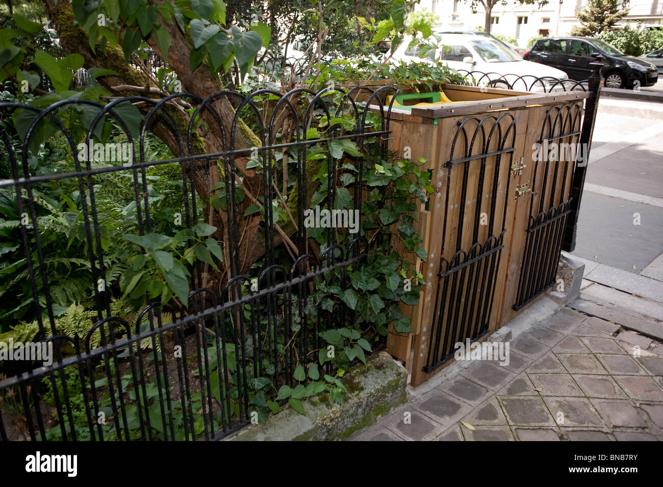 Jardin d'appartement, Paris, France, recyclage des poubelles, poubelles en bois, Jardin, scène de rue Banque D'Images