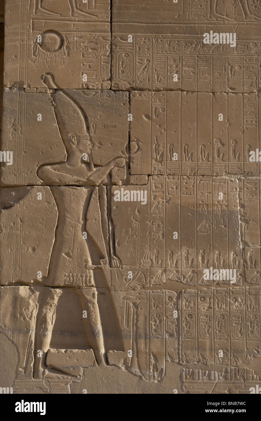 Relief représentant un pharaon faisant des libations aux dieux. Ramesseum. L'Égypte. Banque D'Images