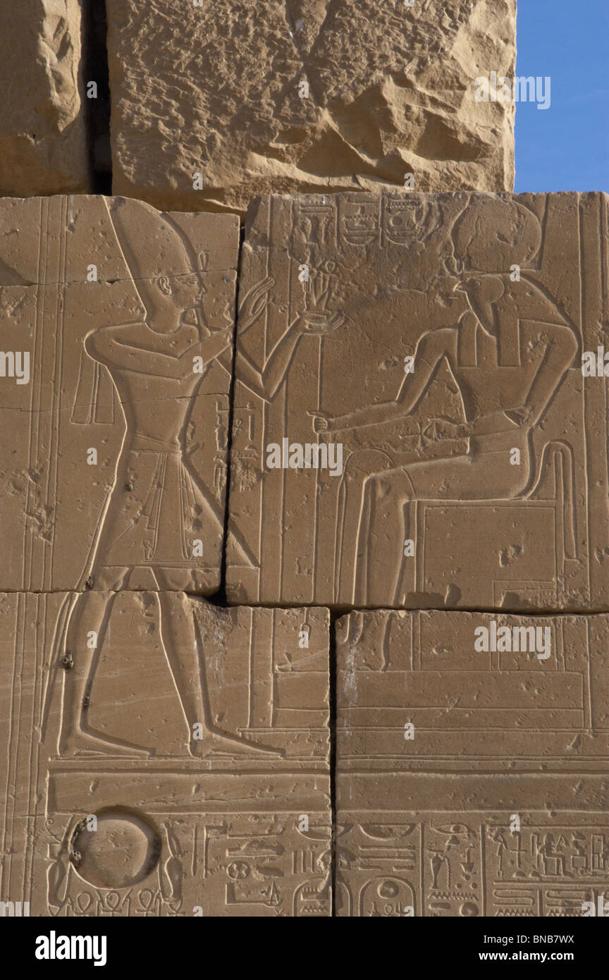 Relief représentant un pharaon en faisant des offrandes au dieu Ra. Ramesseum. L'Égypte. Banque D'Images