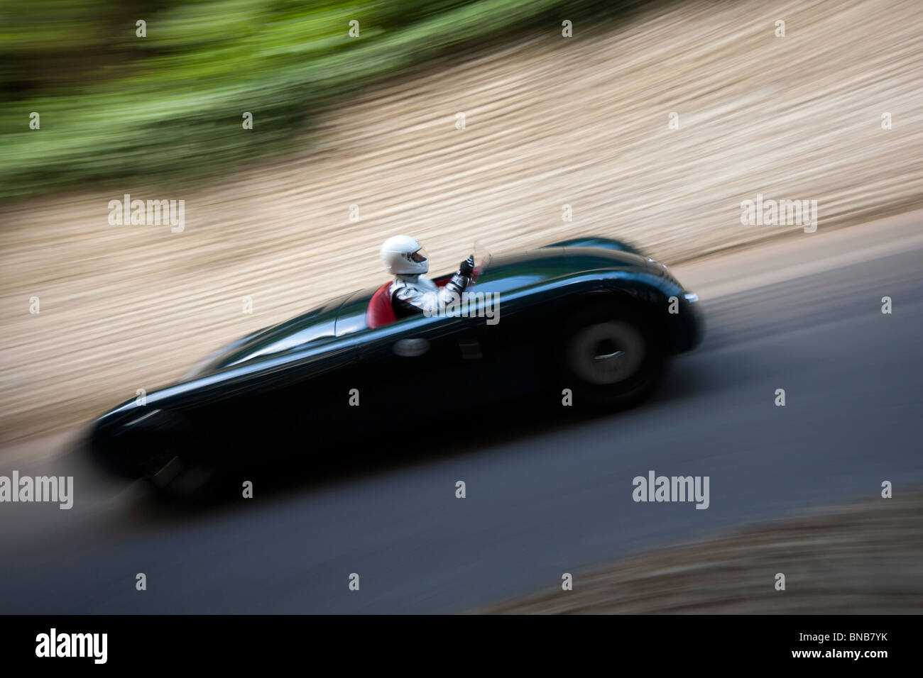 Alfa Romeo 6C 2300 Spider Aerodinamica passe le mur sur la colline durant les 2010 Goodwood Festival of Speed Banque D'Images