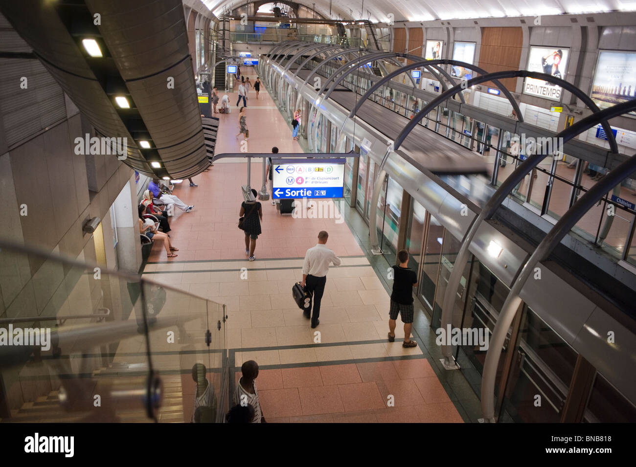 Métro de Paris, France, Grand angle, vue d'en haut, quai personnes dans la station de métro, RATP ligne 14 Banque D'Images