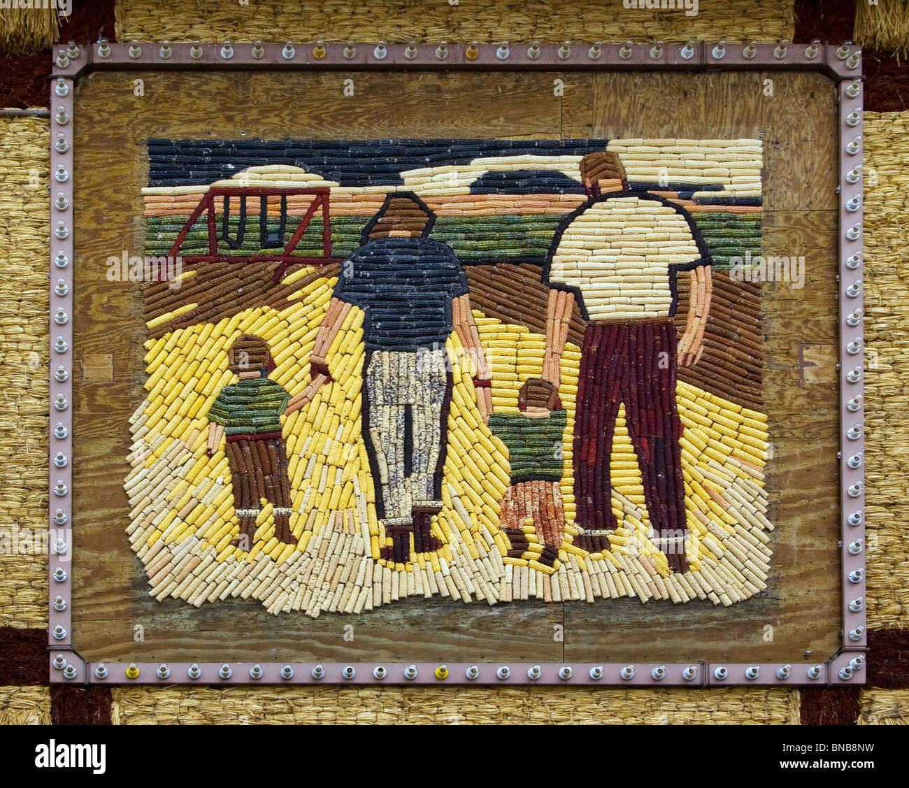 Le Corn Palace à Mitchell, Dakota du Sud – lieu d’art populaire « a-Maize-ing » décoré de peintures murales colorées sur le maïs célébrant la vie rurale. Banque D'Images Le Corn Palace à Mitchell, Dakota du Sud – lieu d’art populaire « a-Maize-ing » décoré de peintures murales colorées sur le maïs célébrant la vie rurale. Banque D'Images