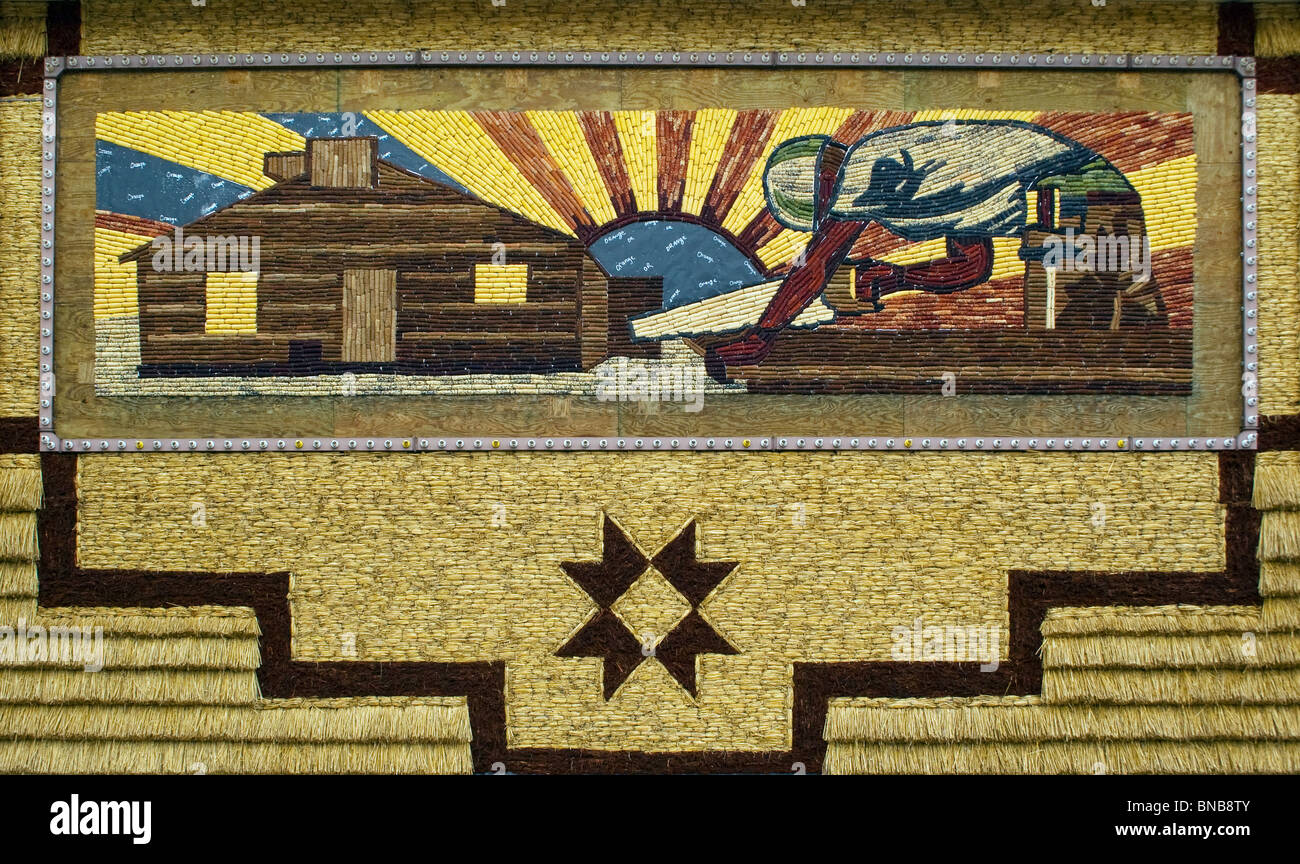 Le Corn Palace à Mitchell, Dakota du Sud – lieu d’art populaire « a-Maize-ing » décoré de peintures murales colorées sur le maïs célébrant la vie rurale. Banque D'Images Le Corn Palace à Mitchell, Dakota du Sud – lieu d’art populaire « a-Maize-ing » décoré de peintures murales colorées sur le maïs célébrant la vie rurale. Banque D'Images