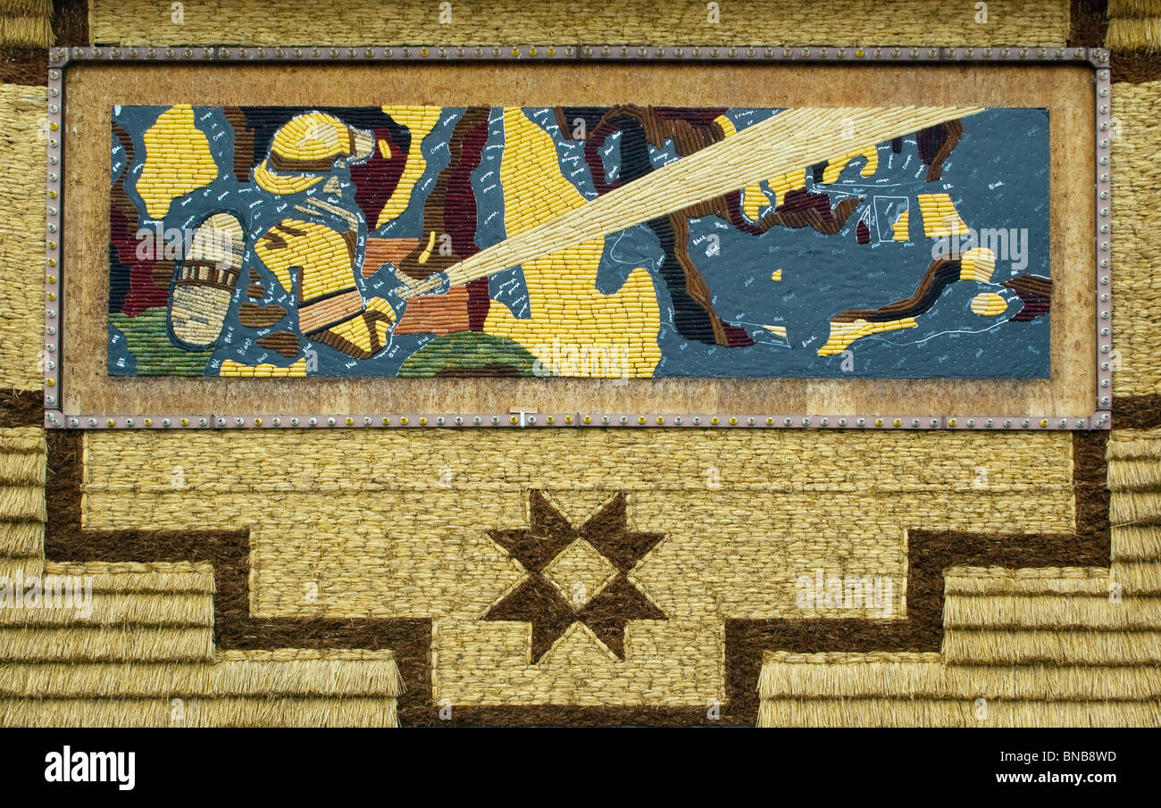 Le Corn Palace à Mitchell, Dakota du Sud – lieu d’art populaire « a-Maize-ing » décoré de peintures murales colorées sur le maïs célébrant la vie rurale. Banque D'Images Le Corn Palace à Mitchell, Dakota du Sud – lieu d’art populaire « a-Maize-ing » décoré de peintures murales colorées sur le maïs célébrant la vie rurale. Banque D'Images