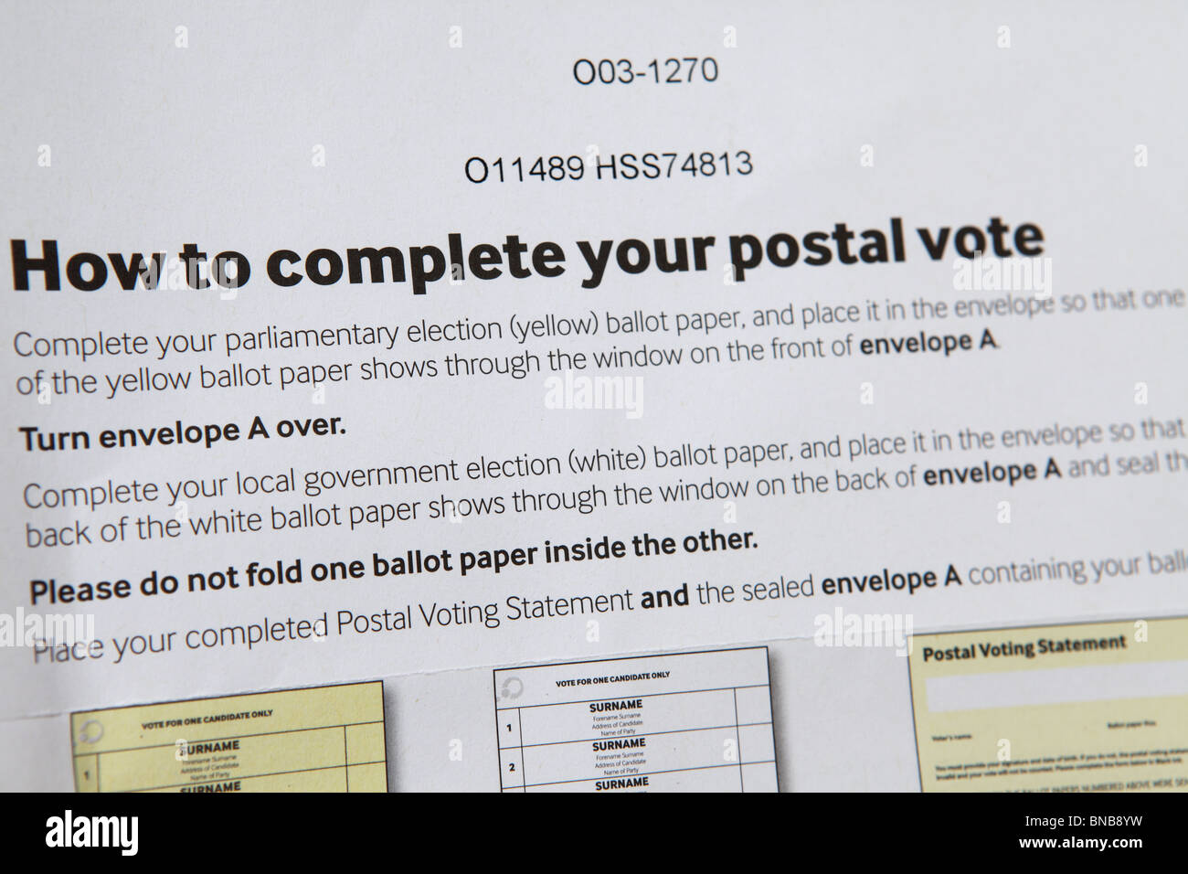 Une forme informe les électeurs britanniques comment remplir leur bulletin de vote postal. Banque D'Images