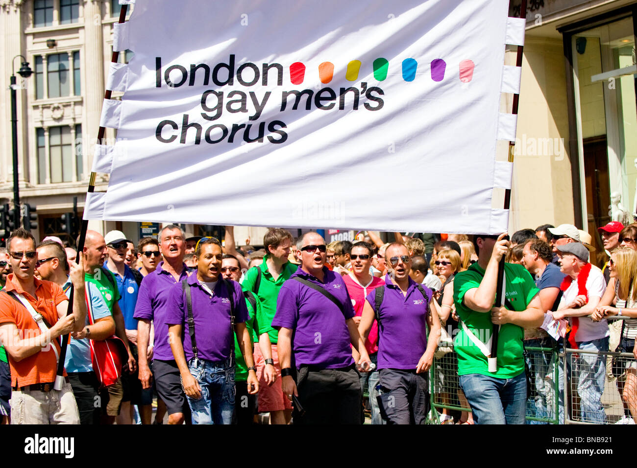 London Gay Men's Chorus chantant leur sens le circuit de fierté Banque D'Images