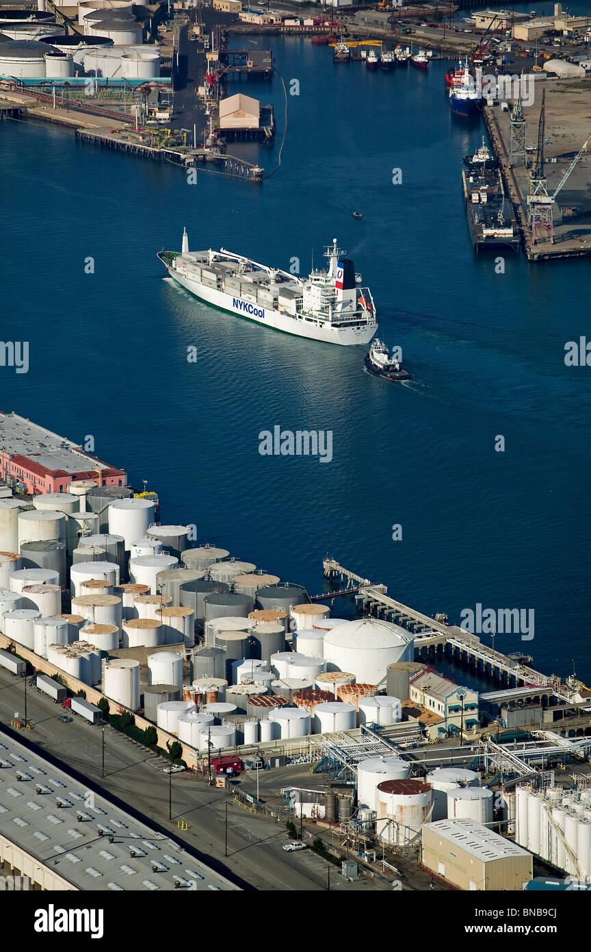 Vue aérienne au-dessus du bateau remorqueur escortant NYKCool Port Santa Lucia de Long Beach Californie Banque D'Images