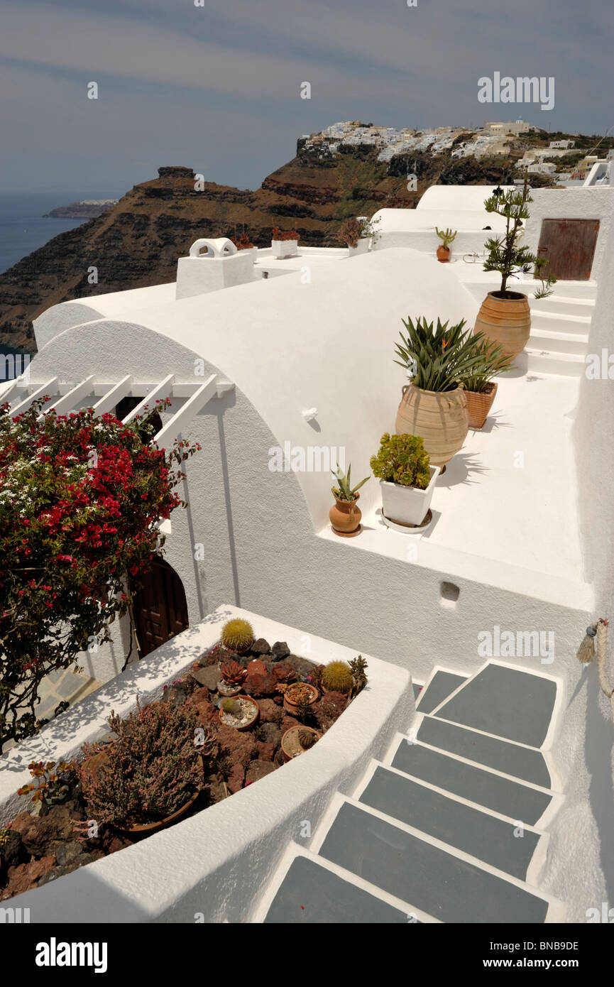 Détails architecturaux intéressants sur des maisons à Santorin Cyclades iles grecques avec le village s'Imerovigili sur l'horizon Banque D'Images