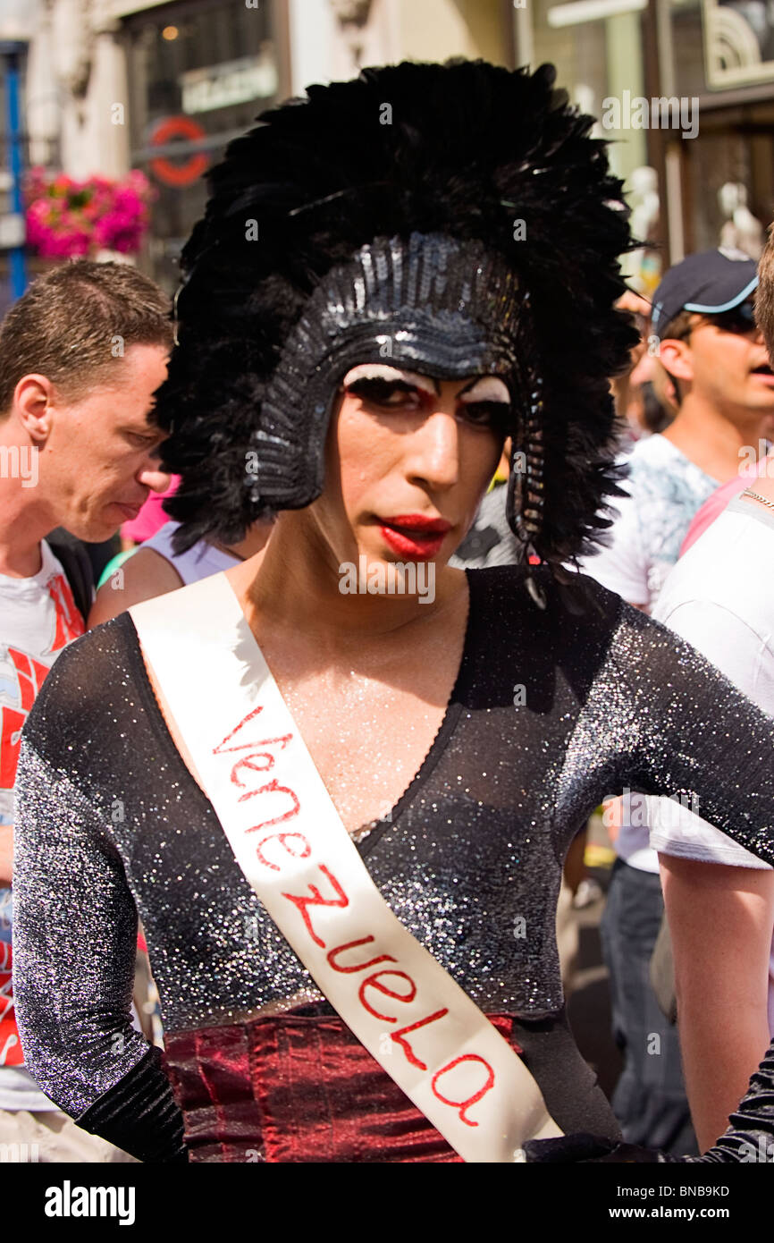 Londres Gay Pride , faites glisser l'Amérique du Sud ' Miss Venezuela ' dans le maquillage et les coiffures et vêtements de style Inca Banque D'Images