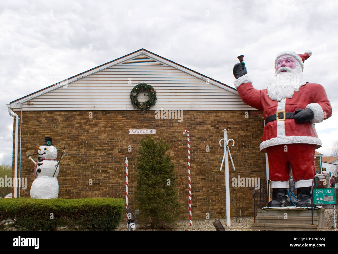 Le Père Noël géant au Classic Auto Wash à Cromwell, Connecticut Banque D'Images