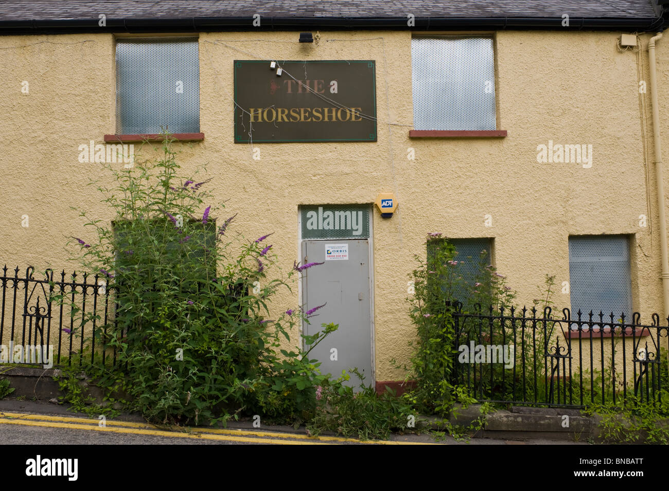 Le Horseshoe pub barricadés et abandonnés à Pontnewynydd Pontypool Torfaen South Wales UK Banque D'Images