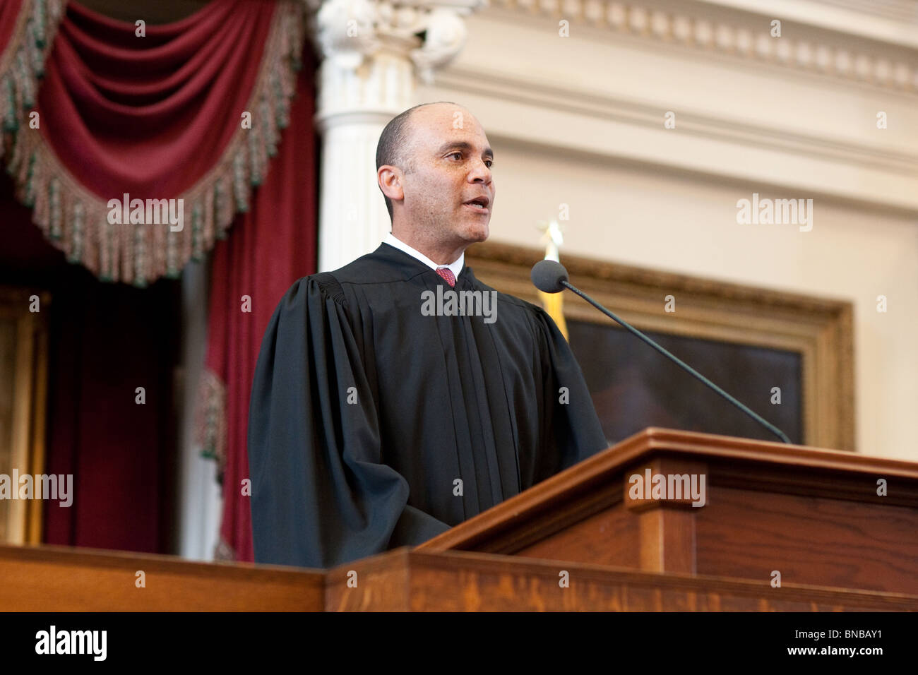 Le juge en chef de la Cour suprême du Texas Wallace Jefferson s'exprime à l'assermentation de la justice Eva Guzman au Texas chambre Chambre Banque D'Images Le juge en chef de la Cour suprême du Texas Wallace Jefferson s'exprime à l'assermentation de la justice Eva Guzman au Texas chambre Chambre Banque D'Images