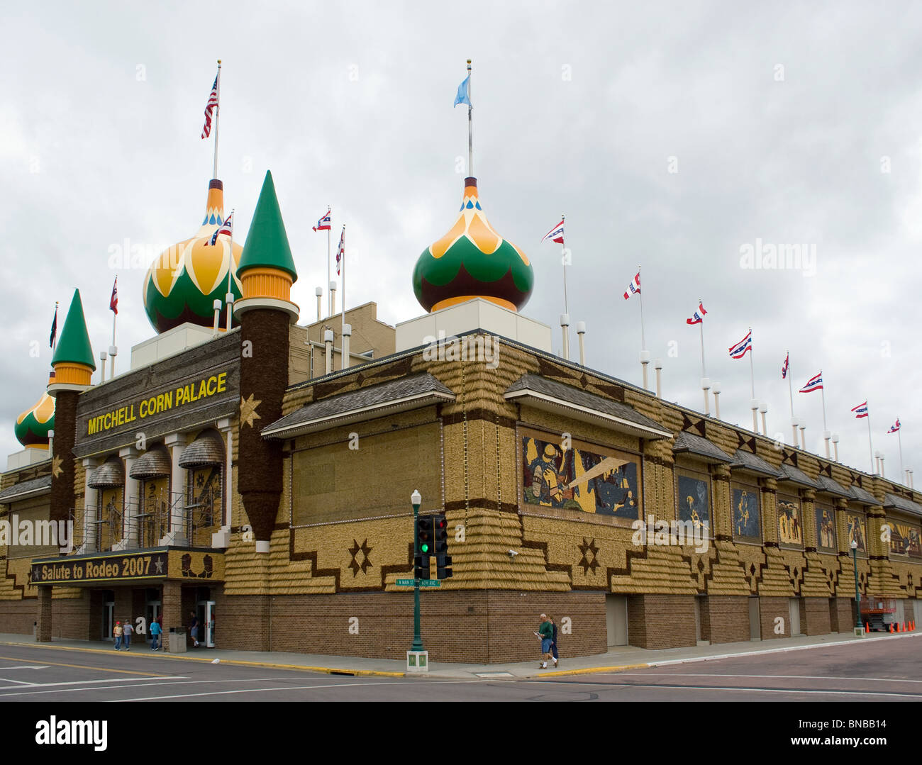 Le Corn Palace à Mitchell, Dakota du Sud – lieu d’art populaire « a-Maize-ing » décoré de peintures murales colorées sur le maïs célébrant la vie rurale. Banque D'Images Le Corn Palace à Mitchell, Dakota du Sud – lieu d’art populaire « a-Maize-ing » décoré de peintures murales colorées sur le maïs célébrant la vie rurale. Banque D'Images