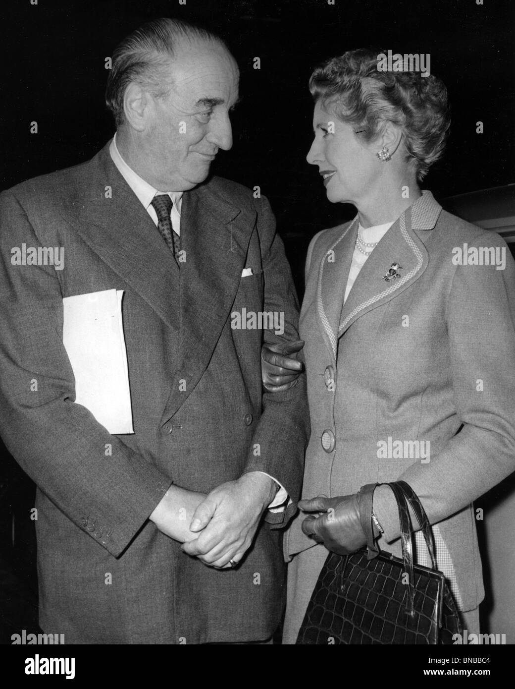 SIR BERNARD ET LADY NORAH DOCKER Anglais industriel et son épouse vers 1950 Banque D'Images