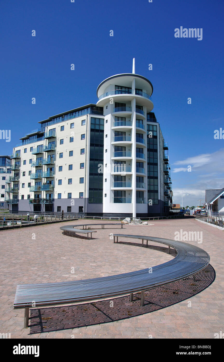La Cape à Newhaven Marina apartment building, West Quay, Newhaven, East Sussex, Angleterre, Royaume-Uni Banque D'Images