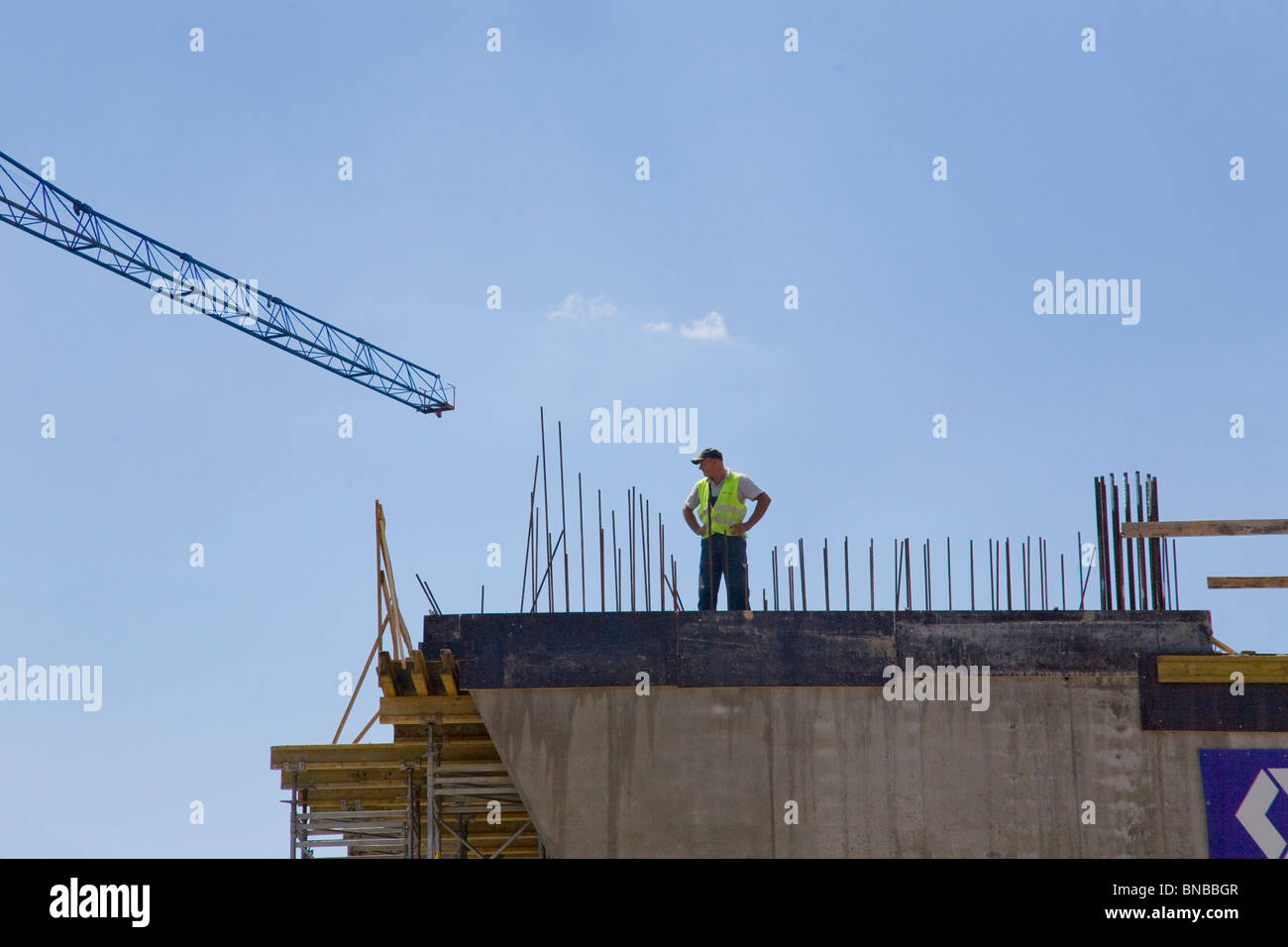 Sur le dessus de travailleur dans un bâtiment en construction Banque D'Images