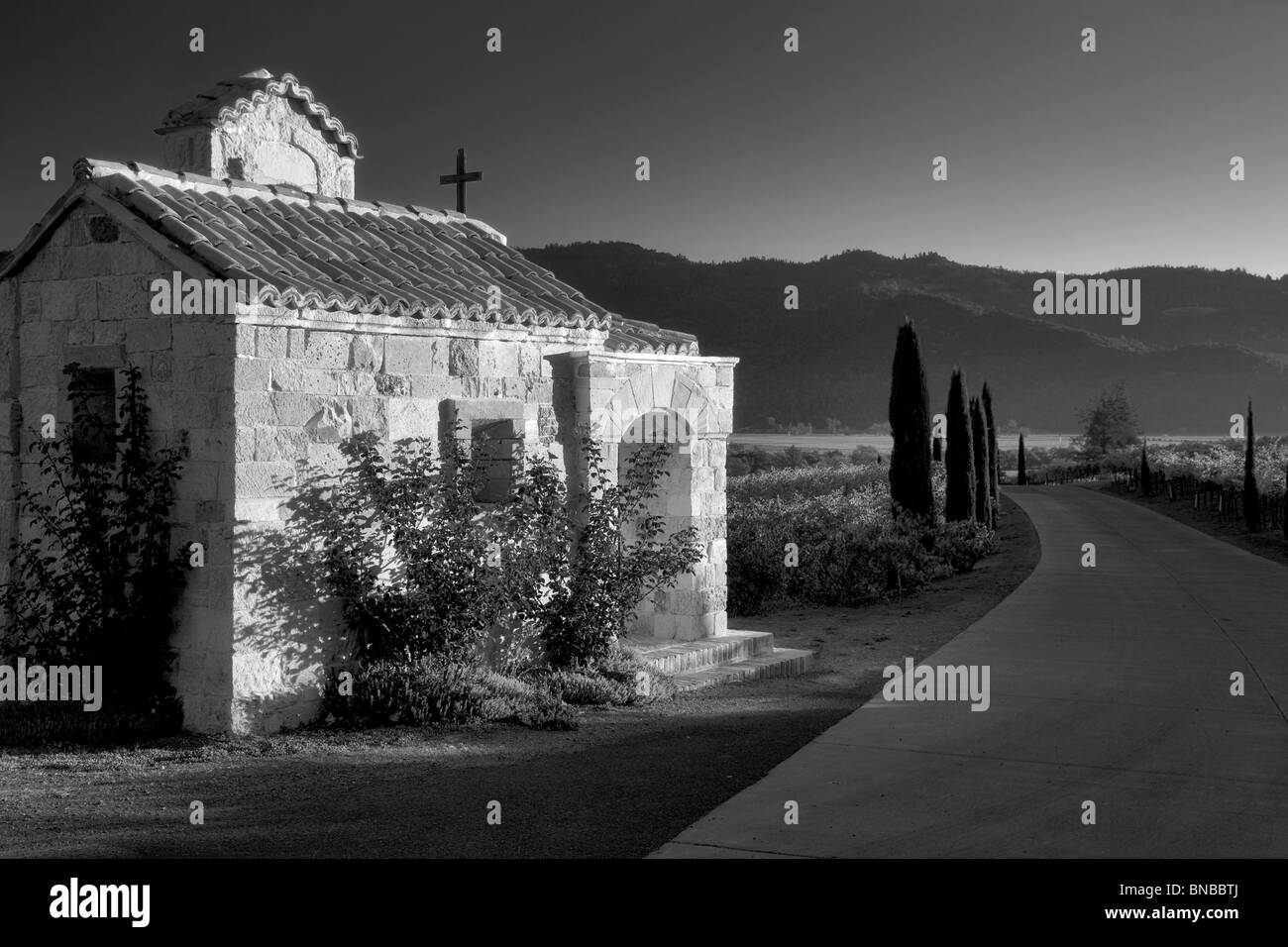 Petite chapelle avec des roses à l'entrée de Castello di Amorosa. Napa Valley, Californie. Bien distribués Banque D'Images