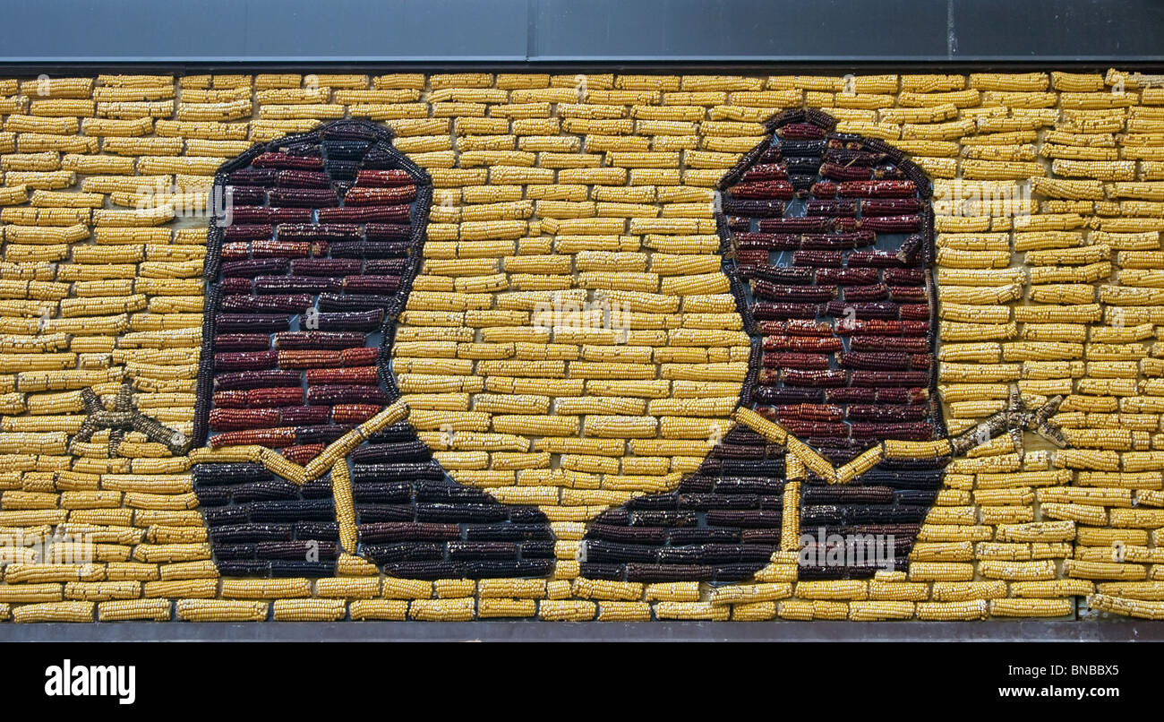 Le Corn Palace à Mitchell, Dakota du Sud – lieu d’art populaire « a-Maize-ing » décoré de peintures murales colorées sur le maïs célébrant la vie rurale. Banque D'Images Le Corn Palace à Mitchell, Dakota du Sud – lieu d’art populaire « a-Maize-ing » décoré de peintures murales colorées sur le maïs célébrant la vie rurale. Banque D'Images