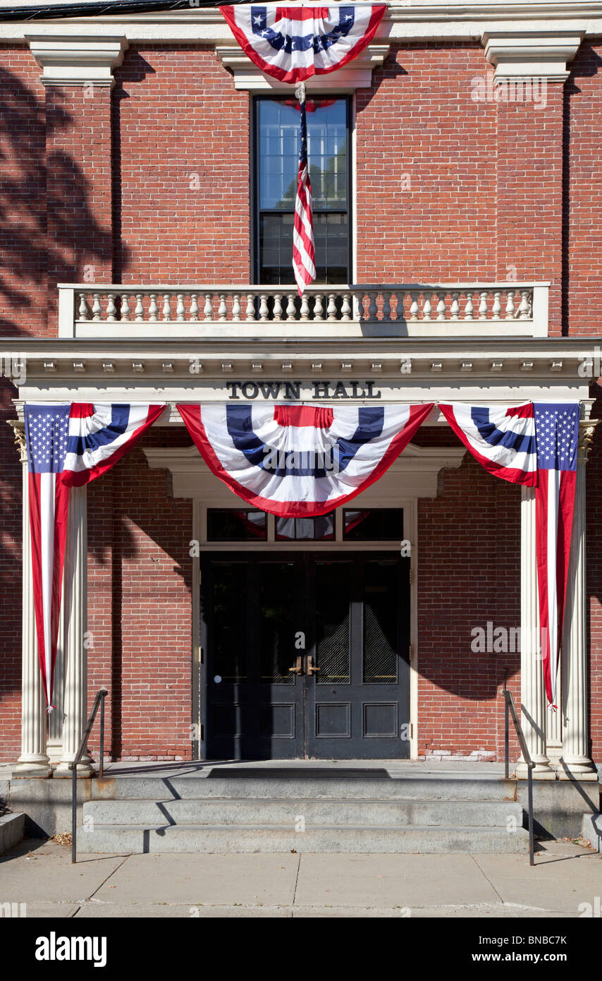Groton, Massachusetts - New England Town Hall, décoré pour le 4 juillet. Banque D'Images