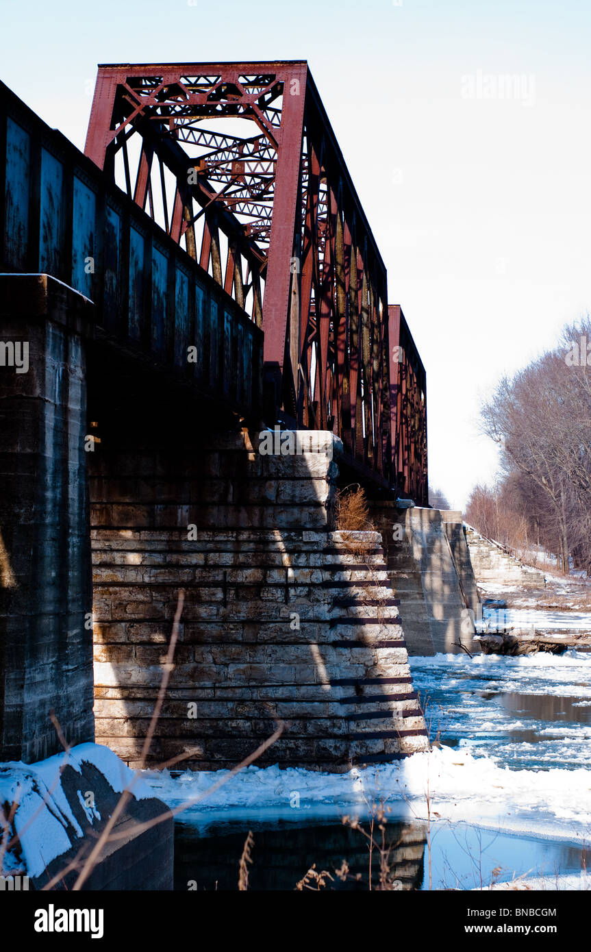 Un pont de chemin de fer sur la glace rempli Wabash River à l'extérieur de Lafayette, Indiana, vue d'une colline voisine. Banque D'Images