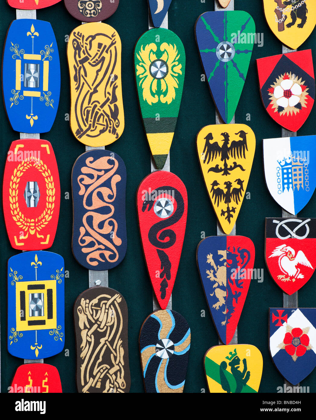 Petite reproduction colorée shields à la Tewkesbury fête médiévale 2010. Gloucester, Gloucestershire, Angleterre Banque D'Images
