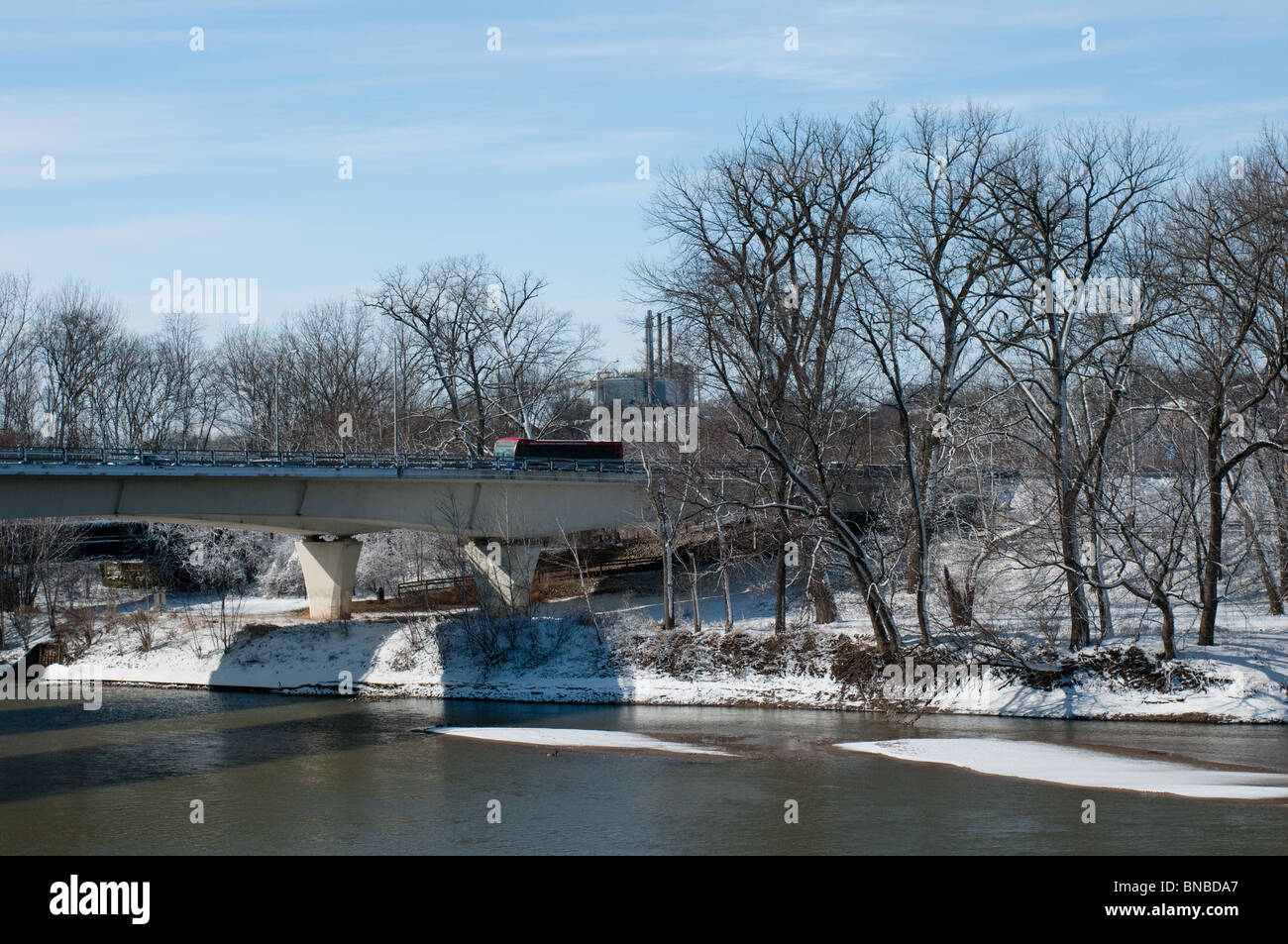 Regardant la route d'état 26 pont sur le Wabash River à partir de la passerelle pour piétons, Lafayette, Indiana Banque D'Images