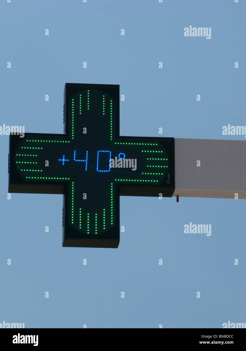 Signe , pharmacie , l'indicateur de température 40 degrés , sur un ciel bleu . Banque D'Images