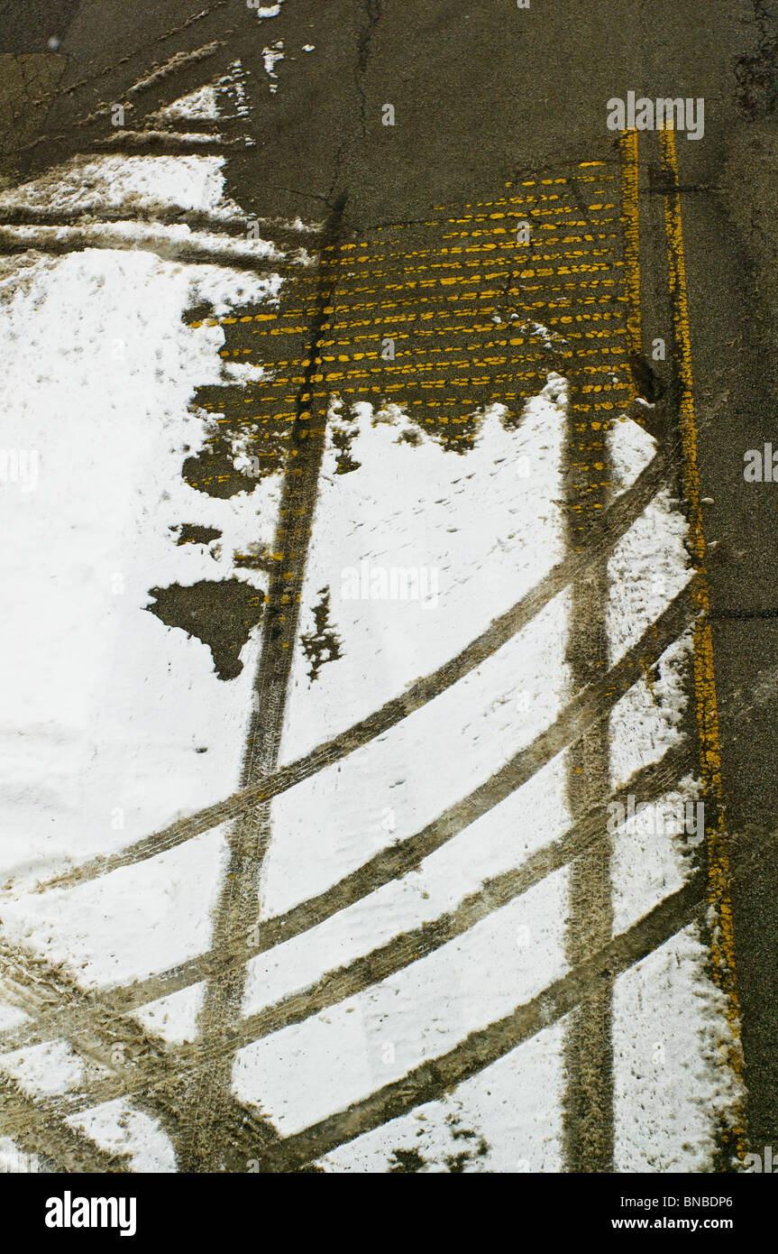 Les traces de pneus dans la neige sur le bord de la route, vu de dessus. Banque D'Images