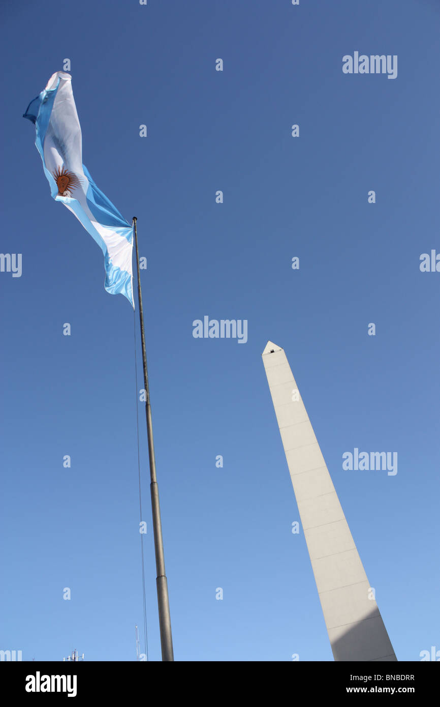 Obélisque de Buenos Aires et drapeau argentin Banque D'Images