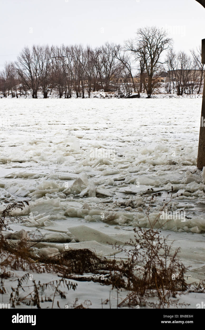 Donnant sur la gelée et rempli de glace Wabash River sous un pont, dans la région de Lafayette, Indiana Banque D'Images