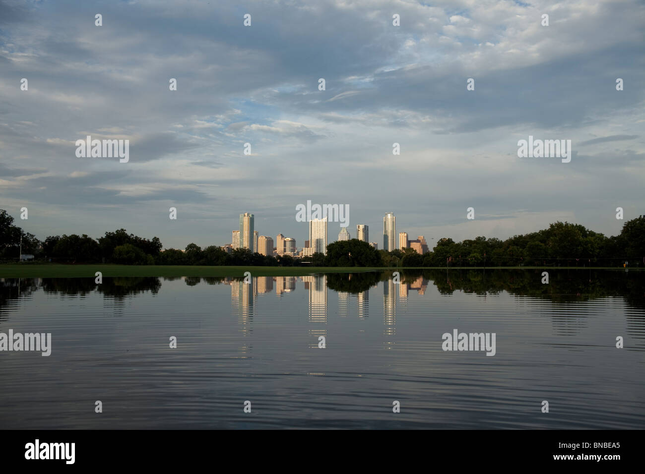 L'Austin, Texas, Skyline se reflète dans une grande piscine d'eau de pluie du centre-ville de ZIlker Park Banque D'Images