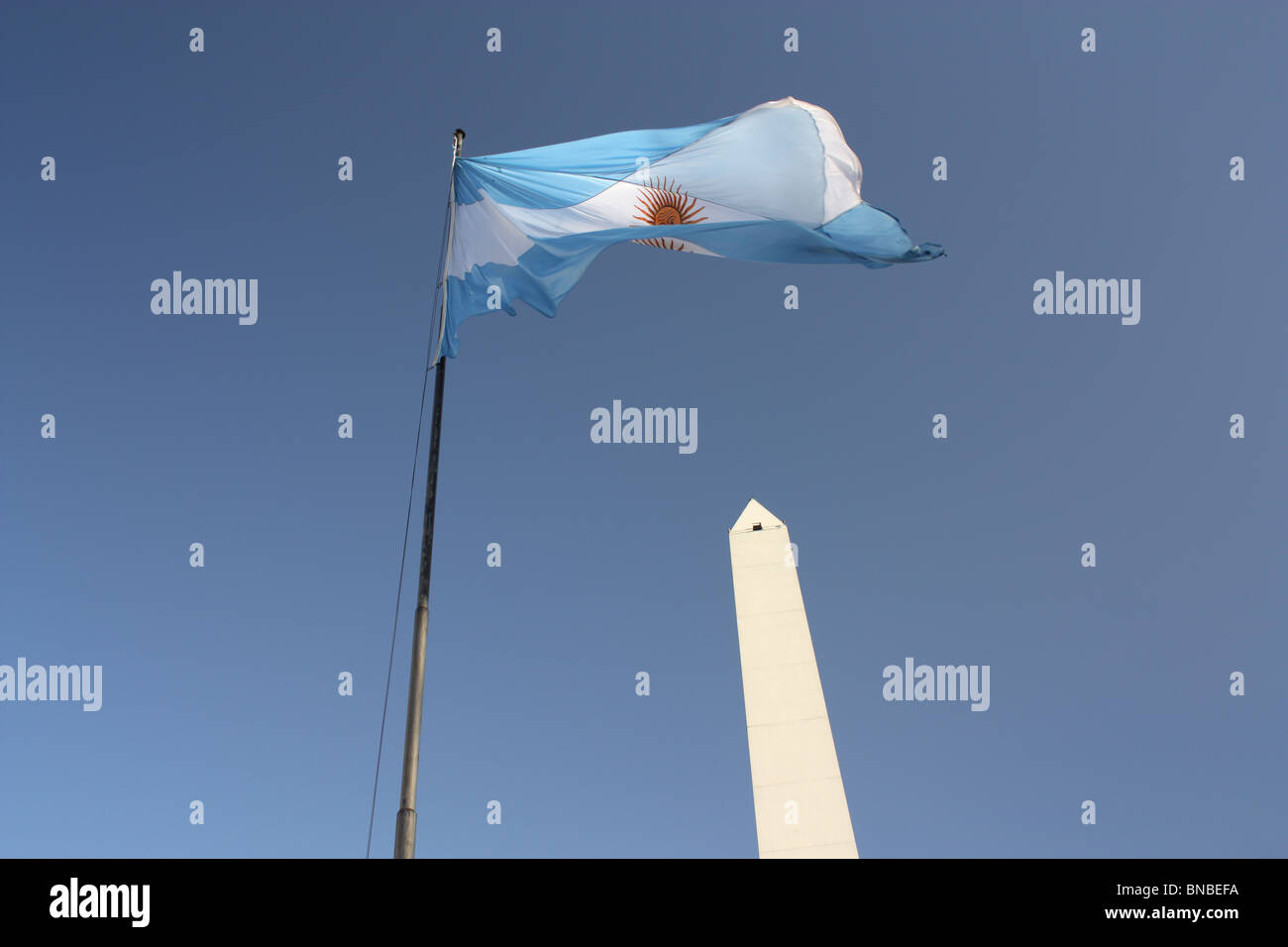 Obélisque de Buenos Aires et drapeau argentin Banque D'Images