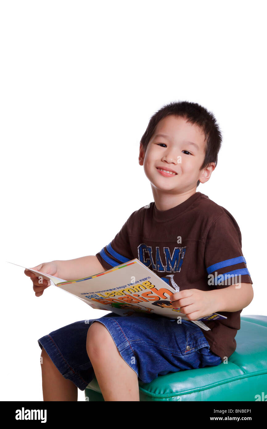 Asian School Boy reading a book Banque D'Images
