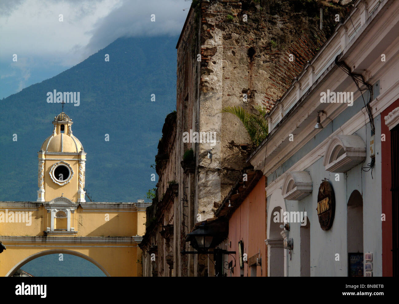 El Arco de Santa Catalina dans la Calle del Arco en Antigua près de Guatemala City au Guatemala Banque D'Images