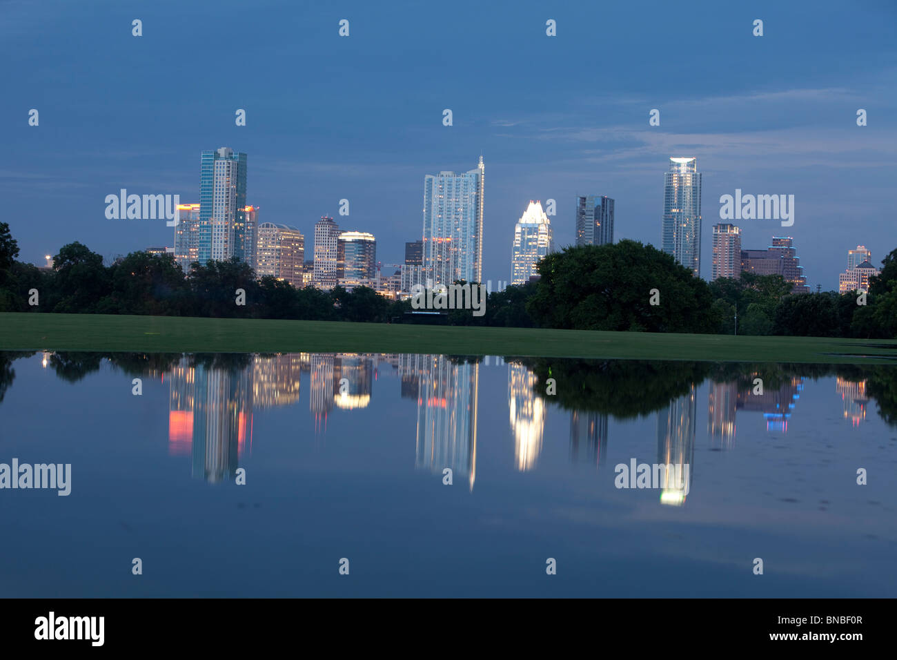 L'Austin, Texas, Skyline se reflète dans une grande piscine d'eau de pluie du centre-ville de ZIlker Park Banque D'Images
