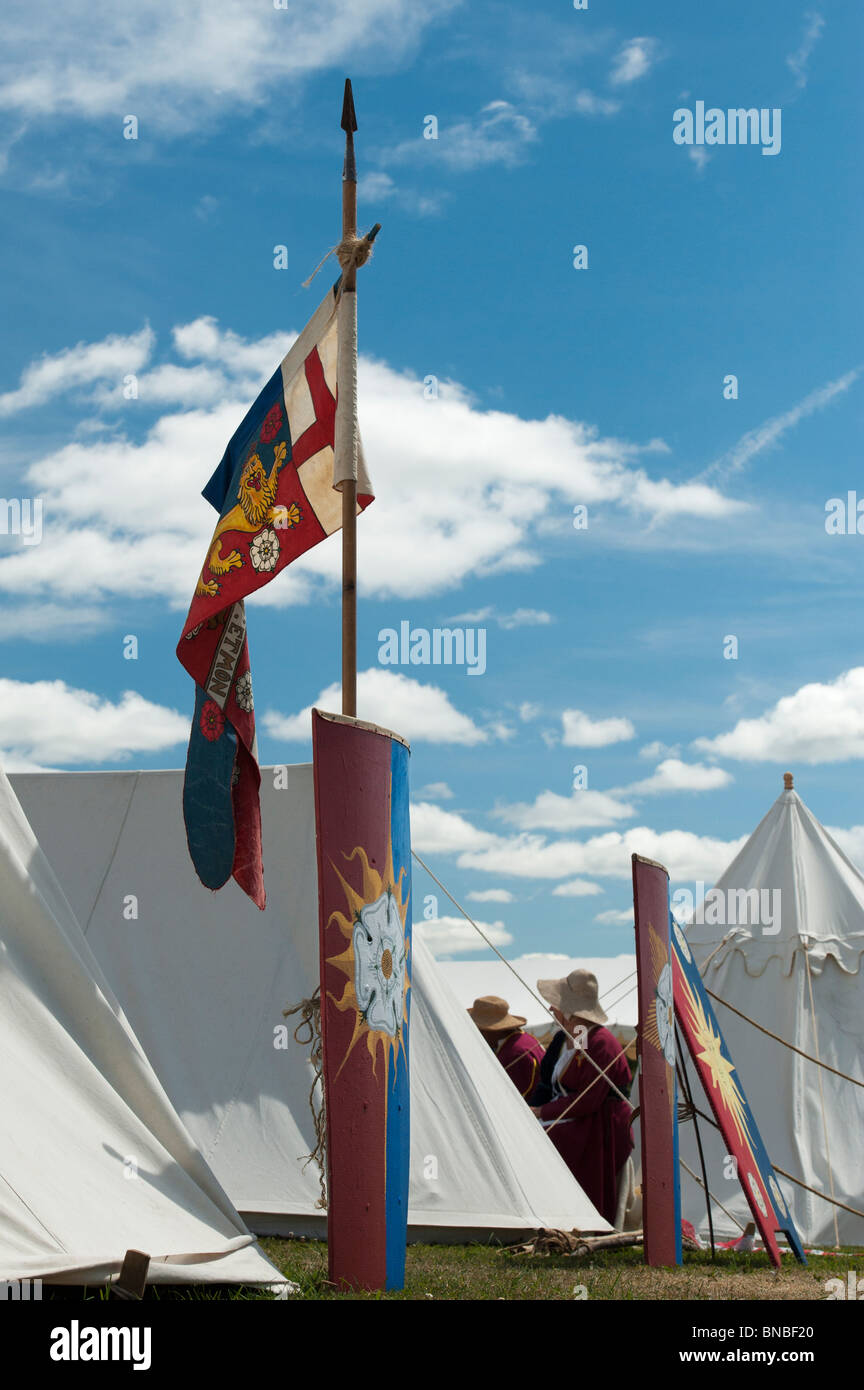 Rose blanche de chambre d'York et de protection à l'extérieur du pavillon un campement à la Tewkesbury fête médiévale 2010. Gloucester, Gloucestershire, Angleterre Banque D'Images