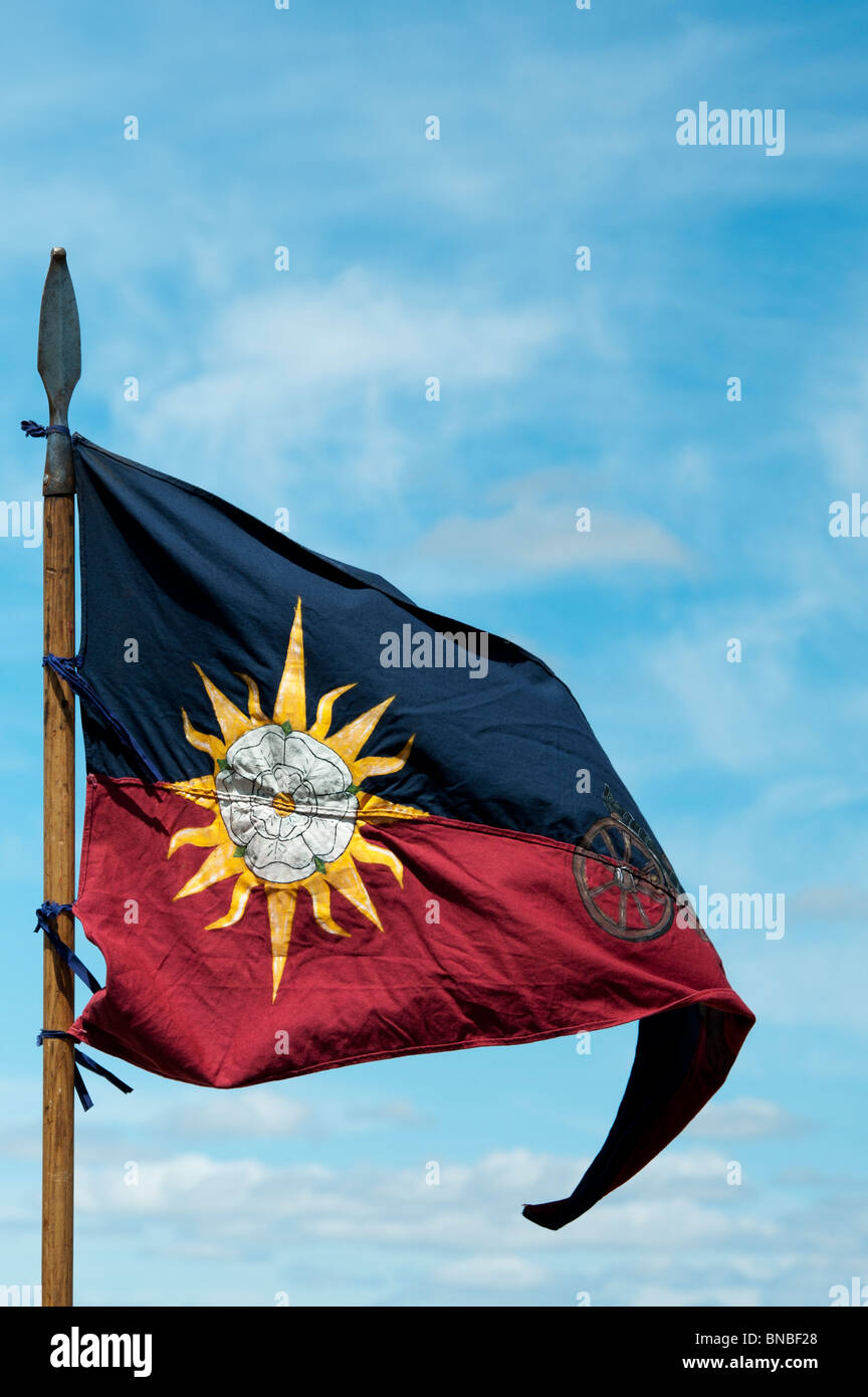 Rose blanche de maison d'York drapeau vers le Tewkesbury fête médiévale 2010. Gloucester, Gloucestershire, Angleterre Banque D'Images
