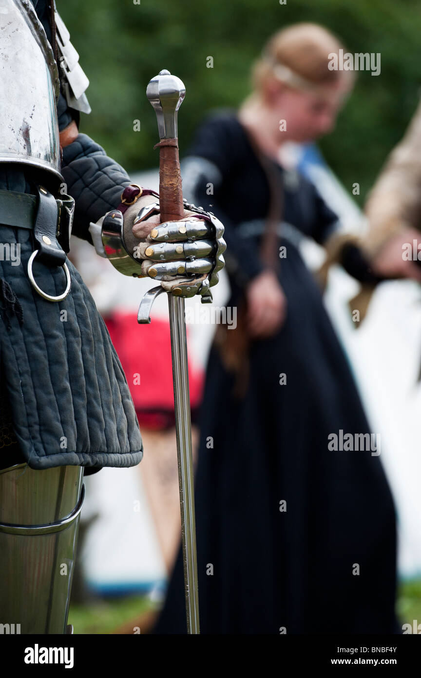 Chevalier médiéval tenant une épée avec des armures à la Tewkesbury fête médiévale 2010. Gloucester, Gloucestershire, Angleterre Banque D'Images