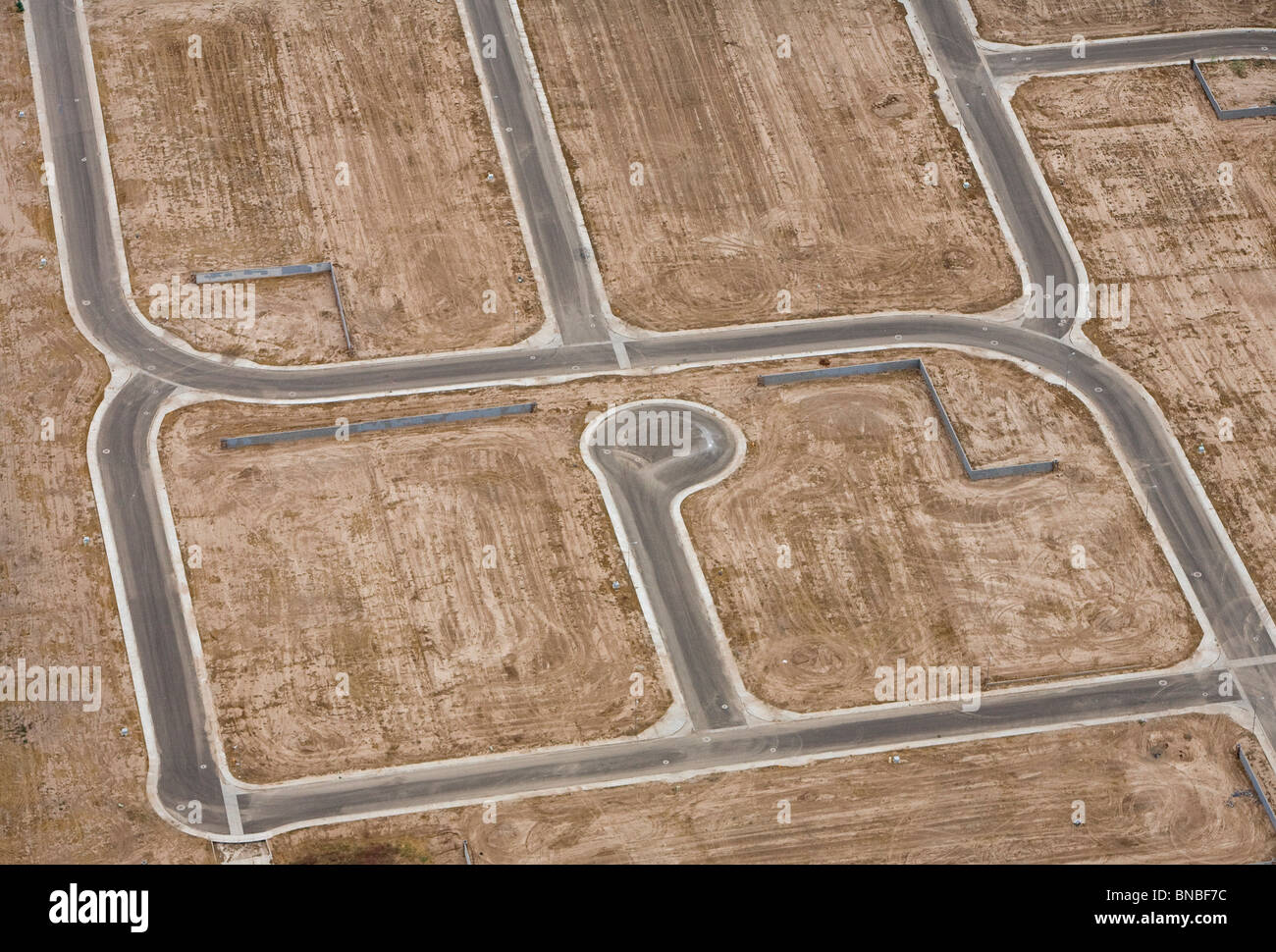 Vues aériennes de travail inachevé et abandonné d'habitation dans la région de Phoenix, Arizona. Banque D'Images Vues aériennes de travail inachevé et abandonné d'habitation dans la région de Phoenix, Arizona. Banque D'Images