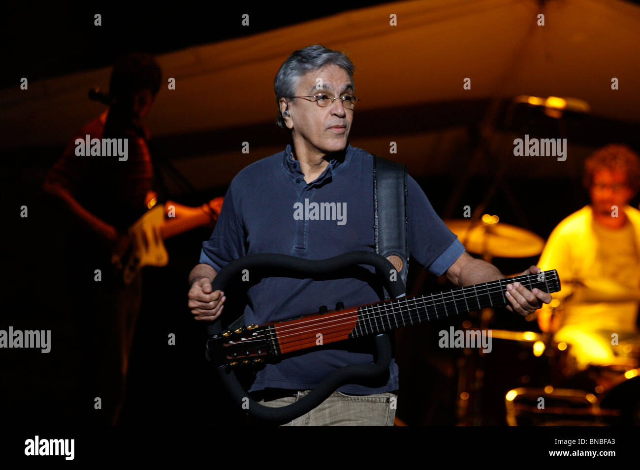 Chanteur brésilien Caetano Veloso vivent dans théâtre romain d'Hérode Atticus à Athènes, Grèce Banque D'Images