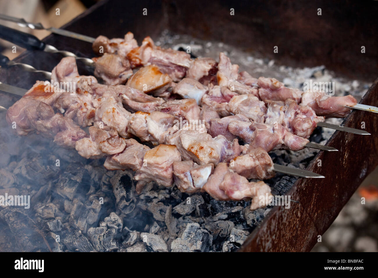 Brochettes de porc à Mestia en Svanétie, Géorgie Banque D'Images