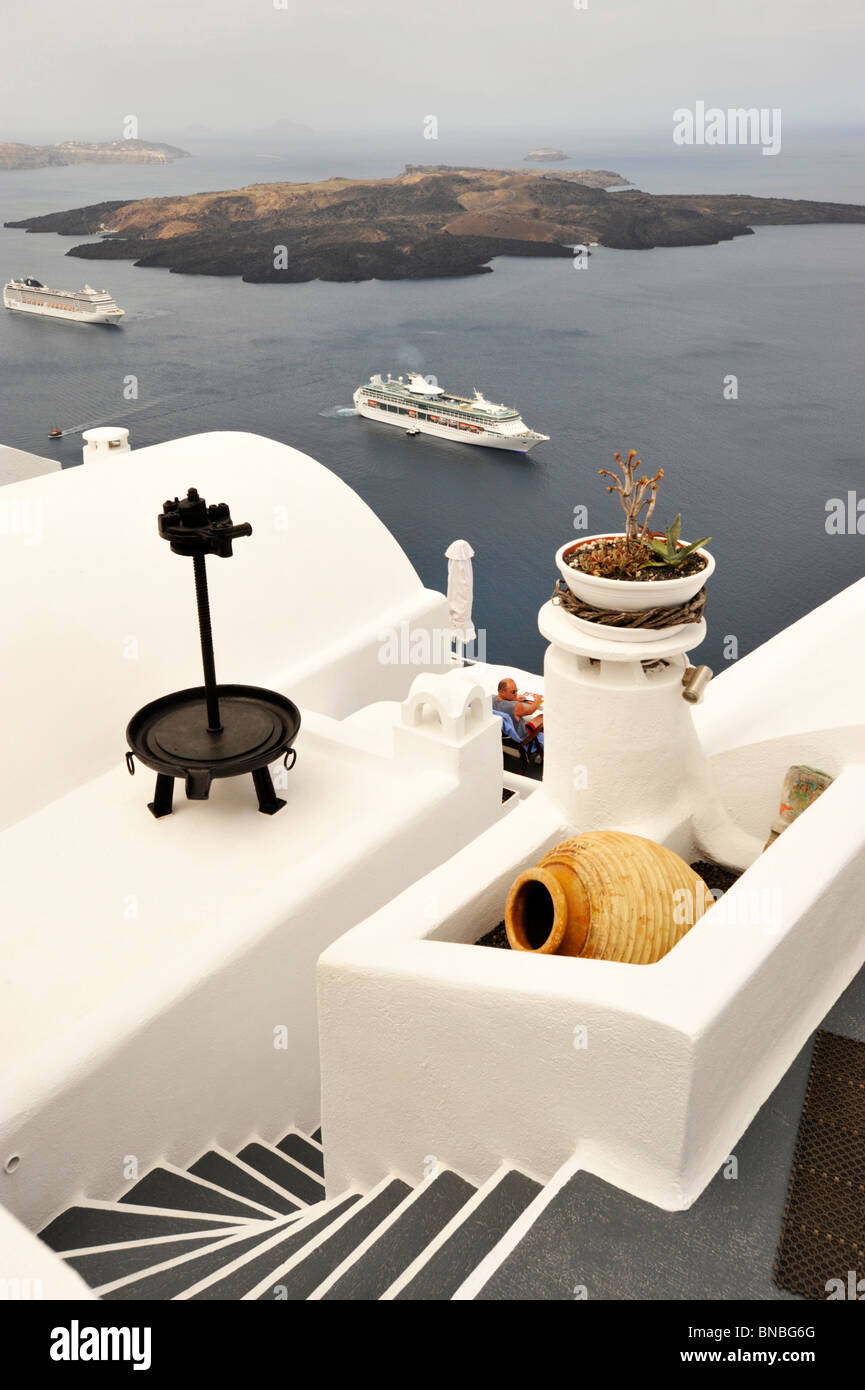 Des éléments architecturaux intéressants au premier plan à la recherche dans la caldeira de Santorin Cyclades Grèce avec des navires de croisière Banque D'Images