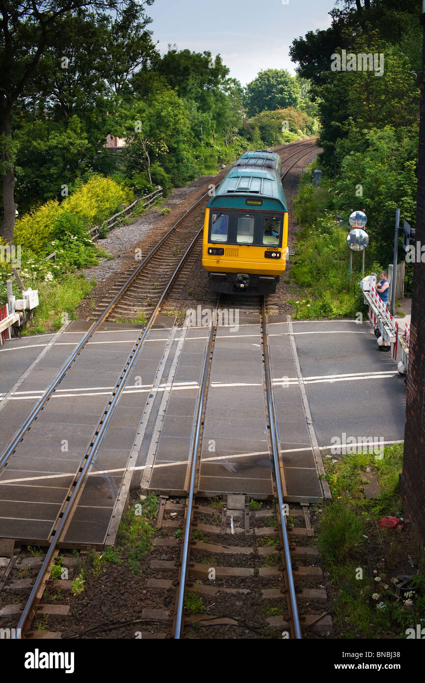 Class 142 Diesel multiple à l'unité de passage à niveau sur Station Road en Billingham Banque D'Images