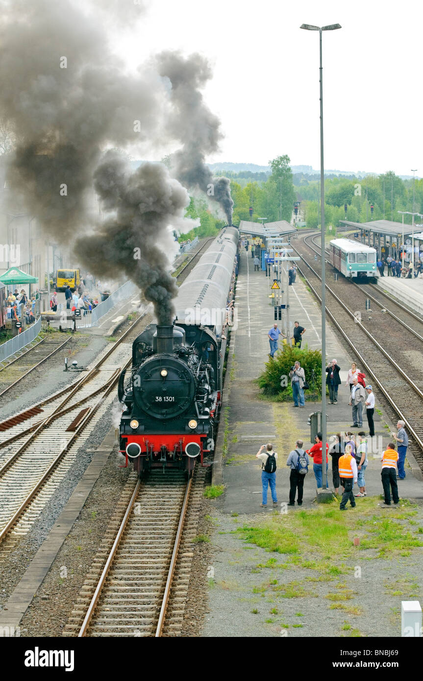 Train à vapeur au départ de Neuenmarkt gare pendant 175 ans de fer allemande, la Bavière, mai 2010. Banque D'Images