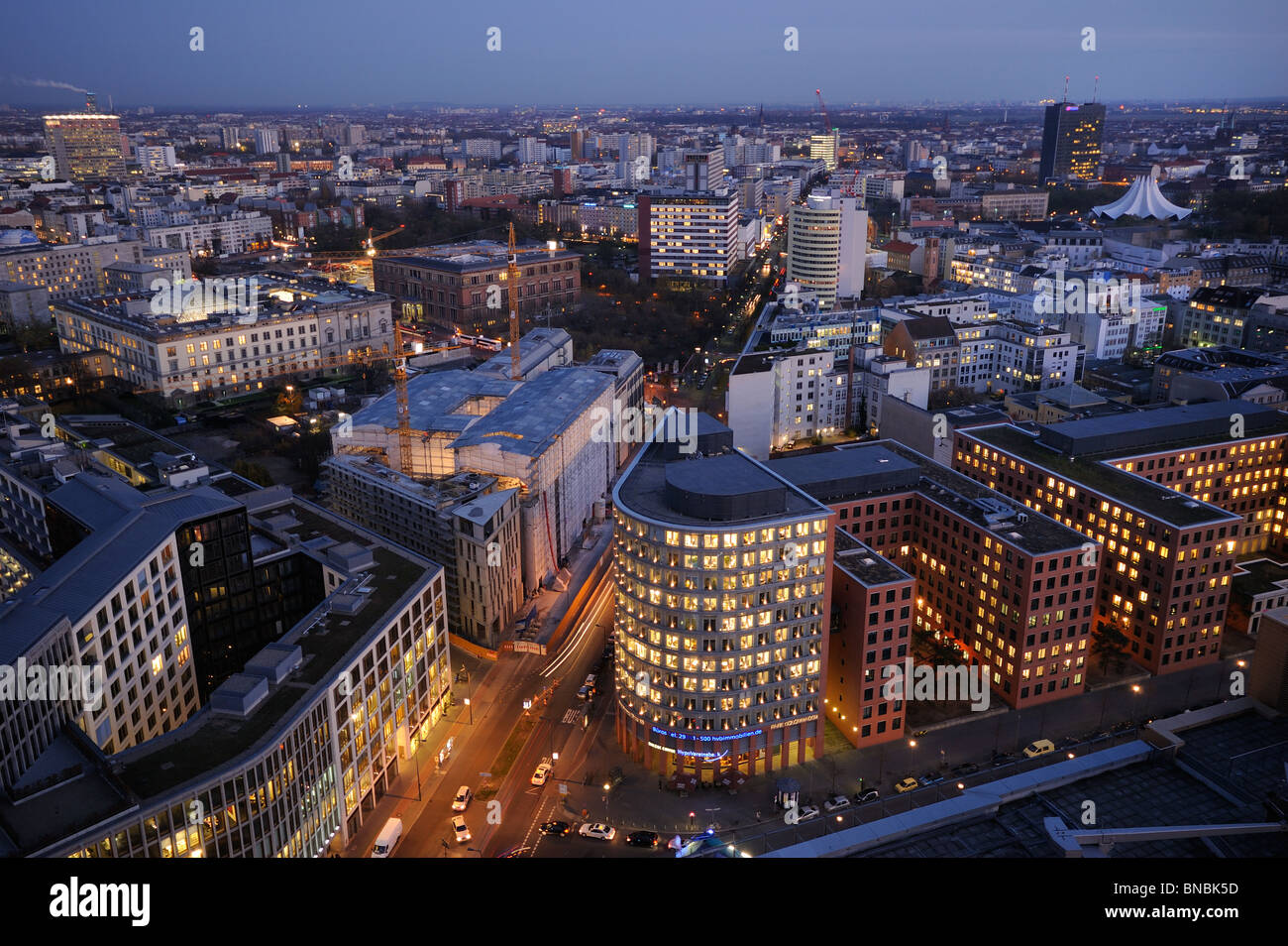 La Potsdamer Platz, Stresemannstrasse, les immeubles de bureaux et les toits de Kreuzberg, Tempodrom et Martin-Gropius-Bau, Berlin Banque D'Images