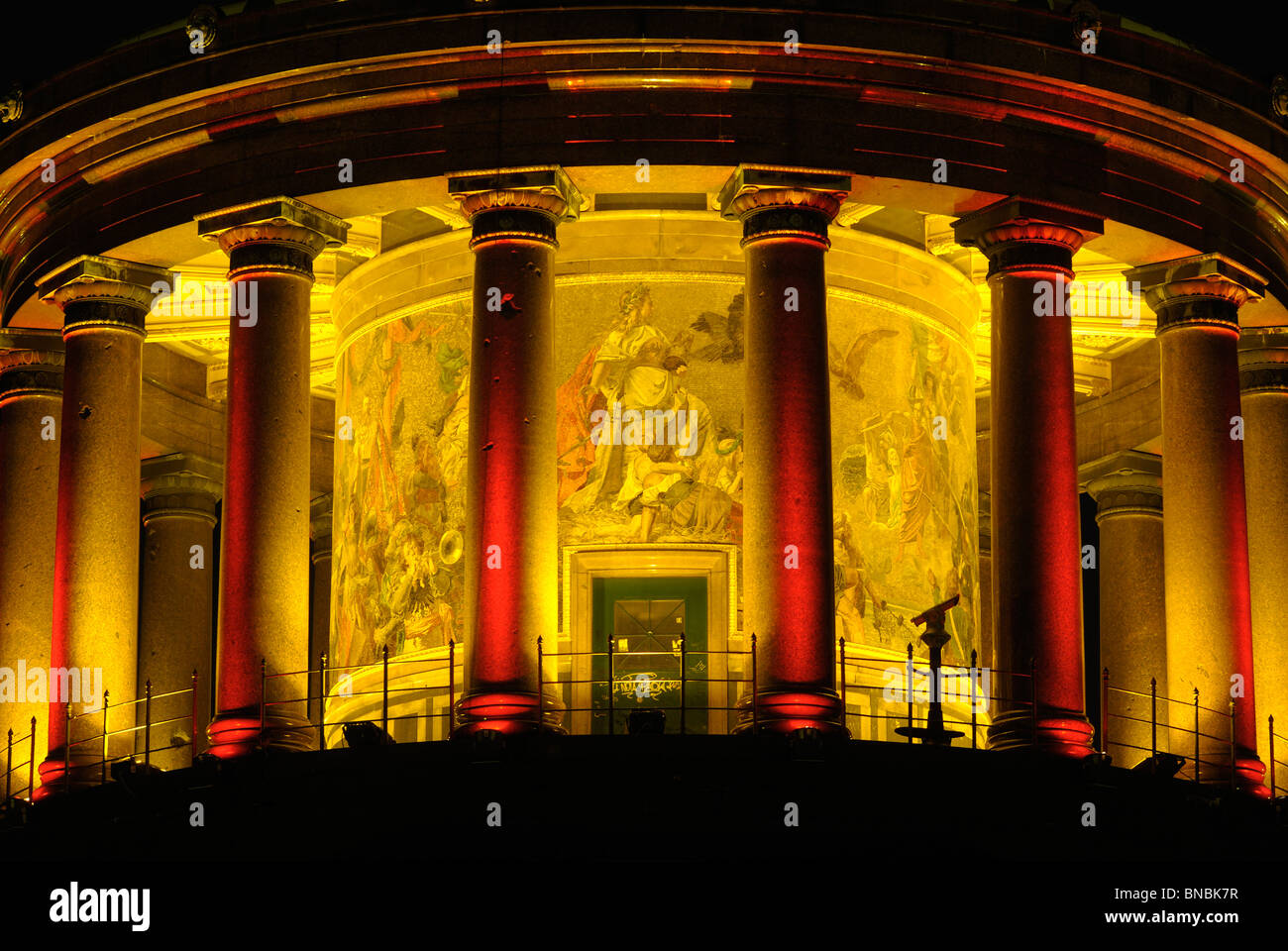 Colonne de la victoire. Siegessauele, portique avec des mosaïques de verre, allumé pendant le Festival annuel des lumières, Berlin, Allemagne. Banque D'Images