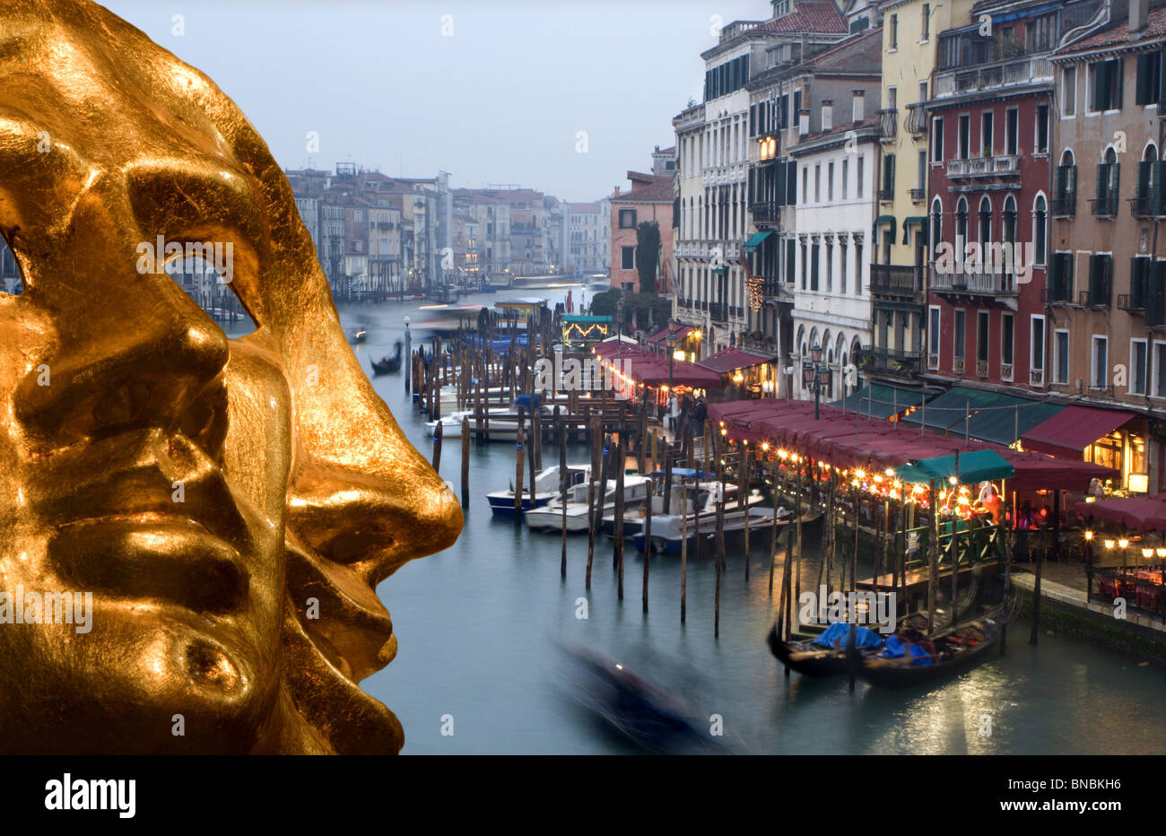 - Masque d'or de Venise et le grand canal en soirée Banque D'Images